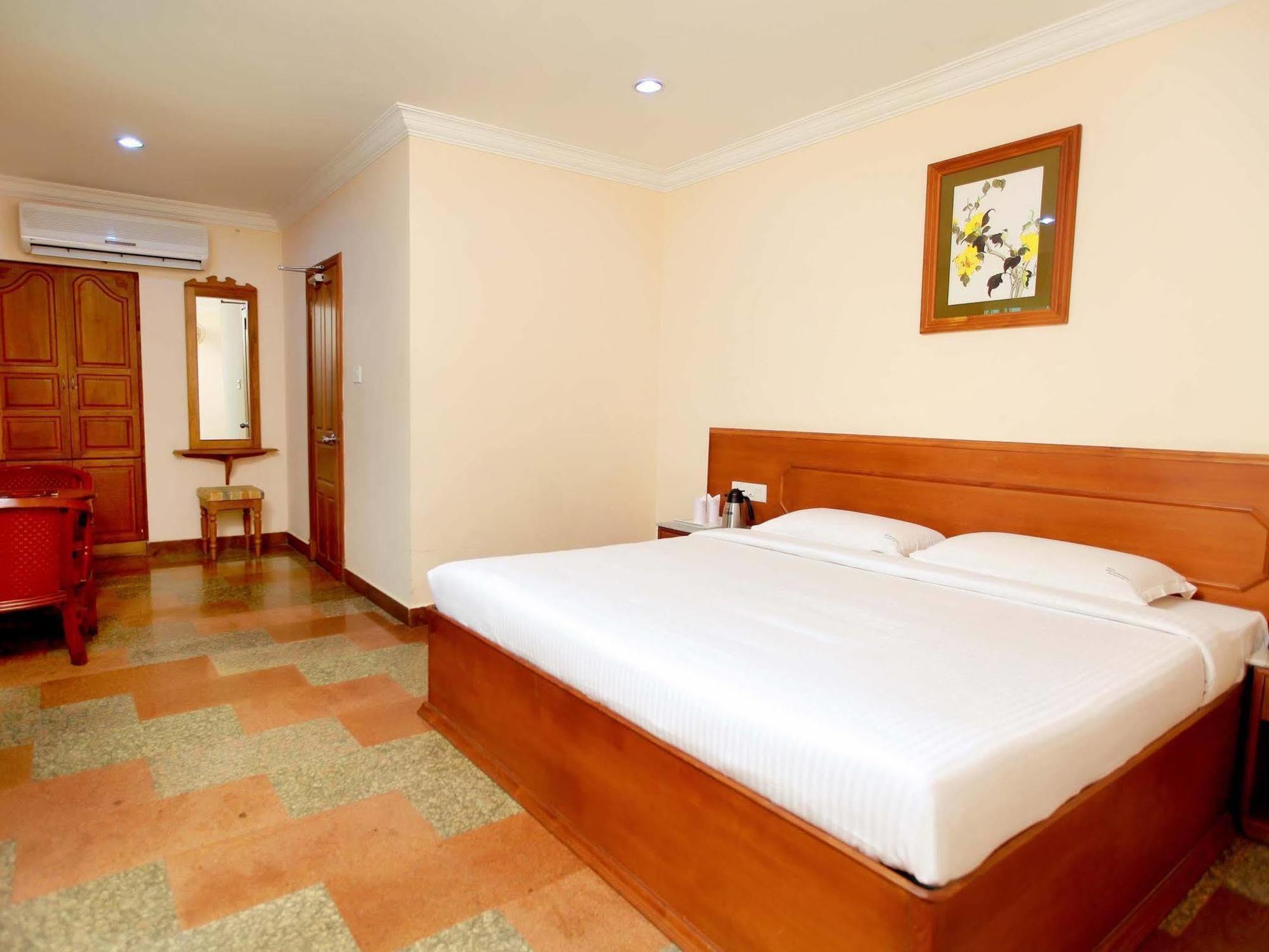 Grand Seasons Hotell Kochi Exteriör bild